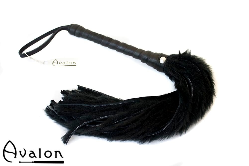 Avalon - GRIFFIN - Flogger med Lær og Pels, Svart Avalon - GRIFFIN - Flogger med Lær og Pels, Svart