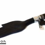 Avalon - SOLOMON - Paddle med håndform og brunt metallhåndtak med striper - Sort