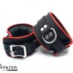 Avalon - ALCHEMY - Polstrede Fotcuffs - Sort og Rødt