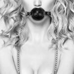 Ouch! Black & White - Ballgag med pustehull og brystklyper- Sort 