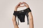 Ouch! Vibrating Strap-on Thong med Strømpebånd - XS/S