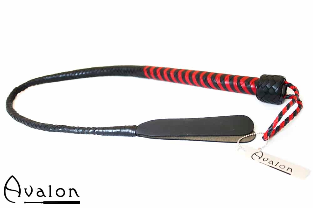 Avalon - DRAKE - Kort Bullwhip med Dobbel Snert - Svart og Rød Avalon - DRAKE - Kort Bullwhip med Dobbel Snert - Svart og Rød