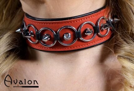Avalon - CHERISHED - Collar med Spisse Nagler og Ringer - Rødt og Svart