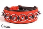 Avalon - CHERISHED - Collar med Spisse Nagler og Ringer - Rødt og Svart