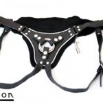 Avalon - TAKEN - Strap-on sele i sort og hvitt lær 