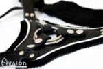 Avalon - TAKEN - Strap-on sele i sort og hvitt lær