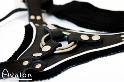 Avalon - TAKEN - Strap-on sele i sort og hvitt lær
