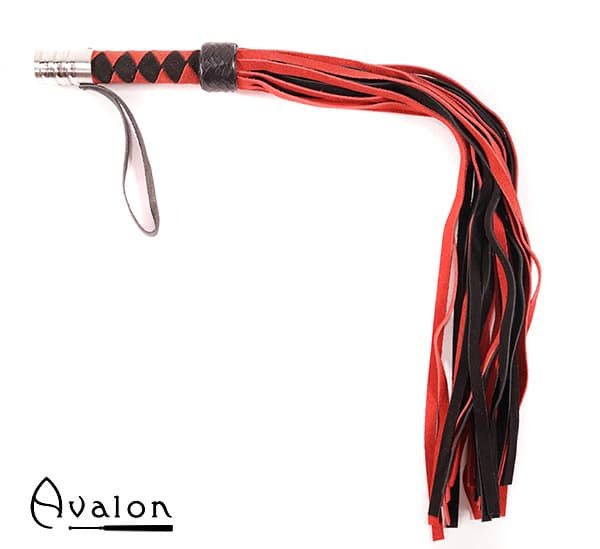 Avalon - ARRAN - Rød og Svart Lærflogger med Metall på Håndtaket Avalon - ARRAN - Rød og Svart Lærflogger med Metall på Håndtaket